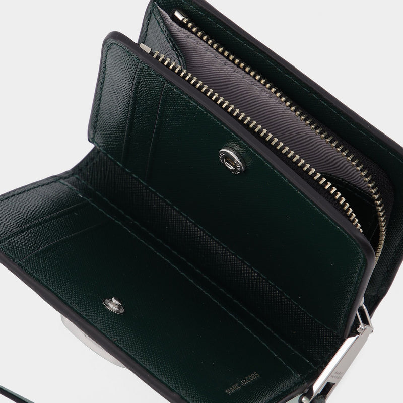 The Mini Compact Wallet aus grünem Leder