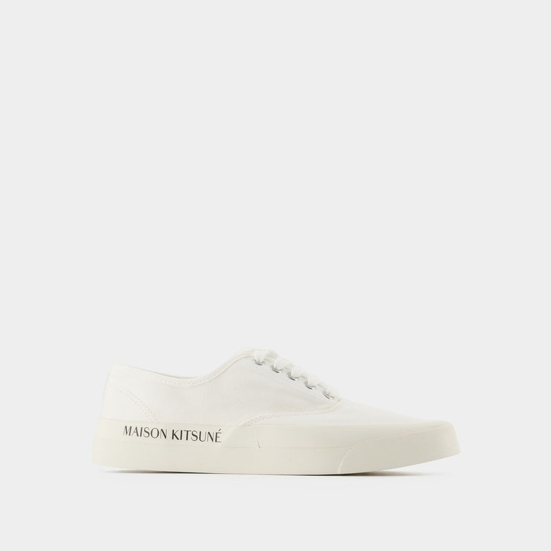 Sneakers mit Schnürsenkeln aus weißem Canvas