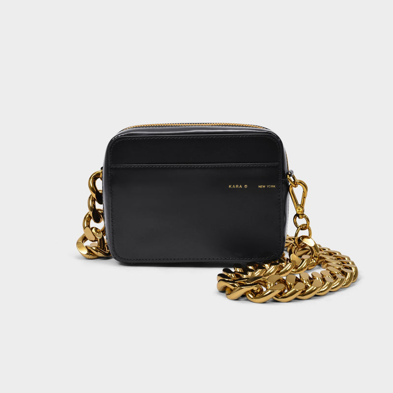 Tasche Chain Camera aus schwarzem Leder und goldfarbener Kette